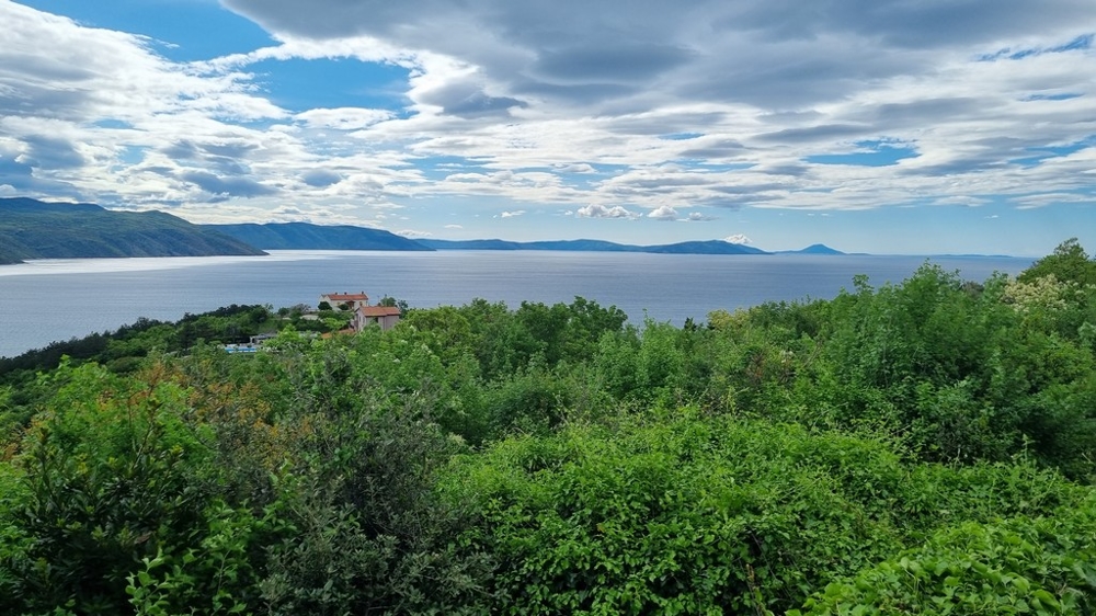 Panoramautsikt över havet och ön Cres