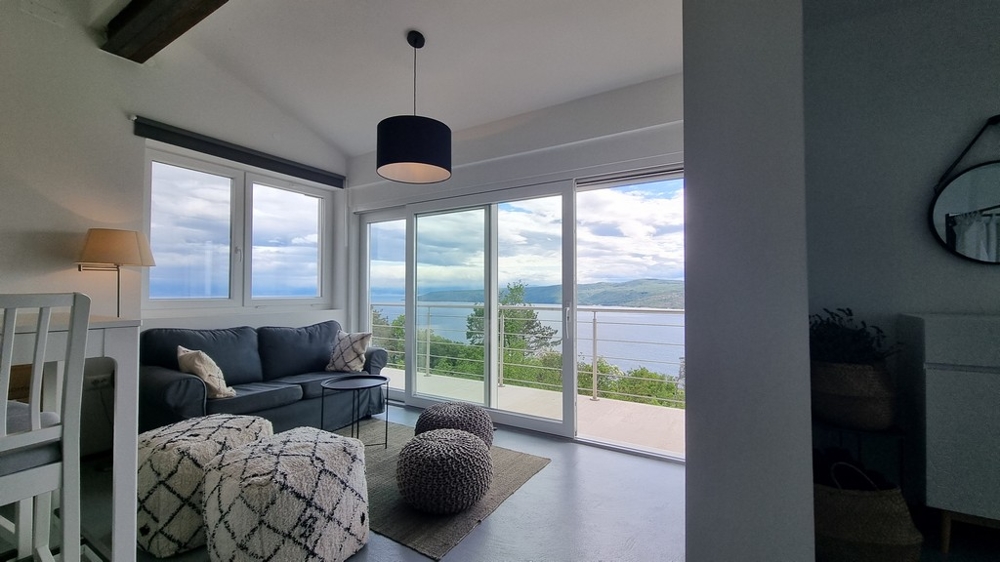 Vardagsrum med havsutsikt och stort fönster fram