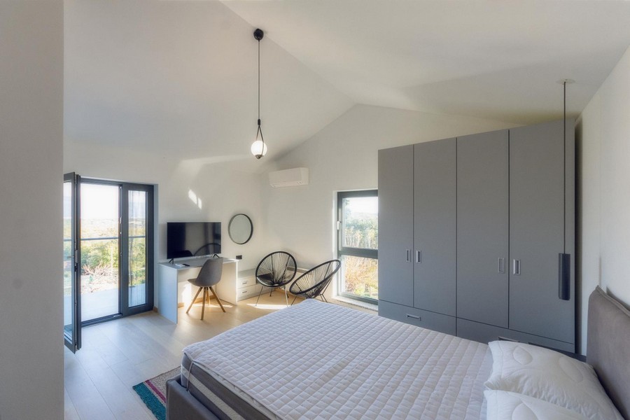 Sovrum med balkong och utsikt