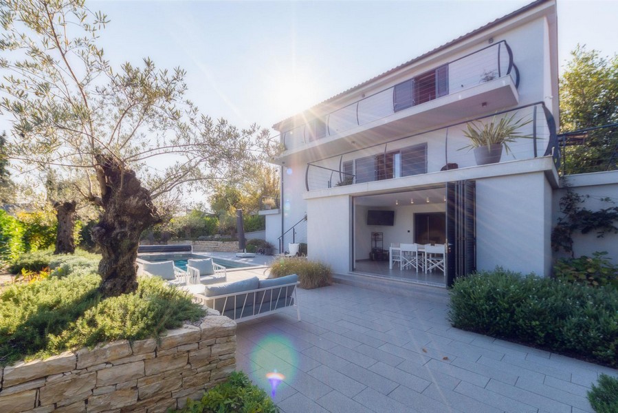 Modern villa med en rymlig terrass