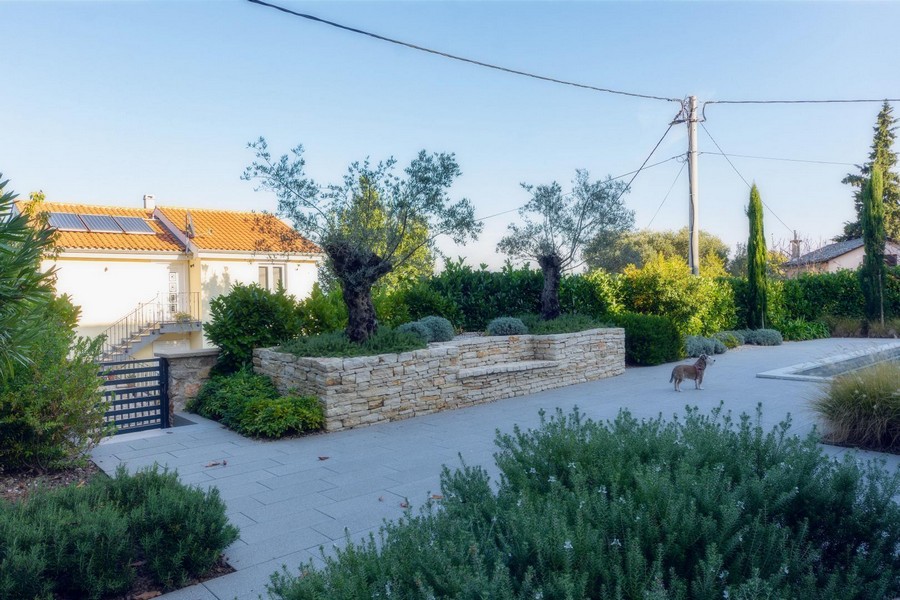 Välskött medelhavsträdgårdsområde