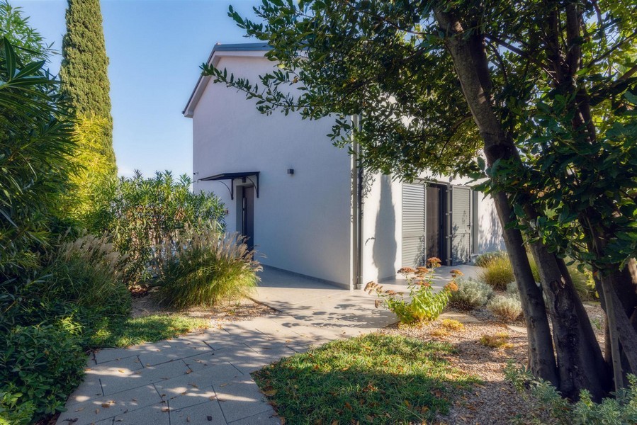 Baksidan av huset med trädgårdsgång