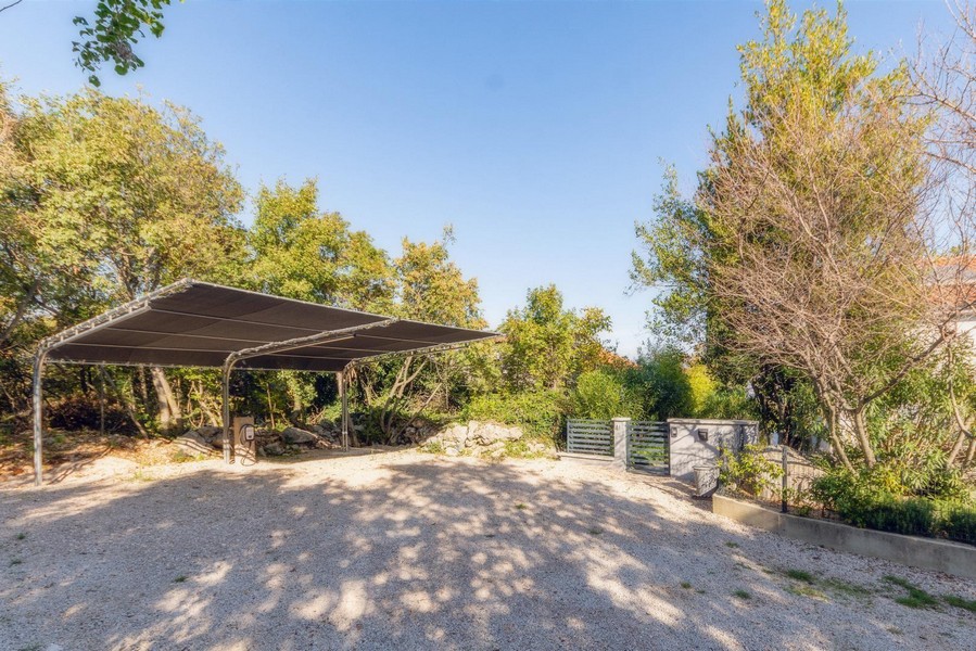 Skuggig parkeringsplats utomhus