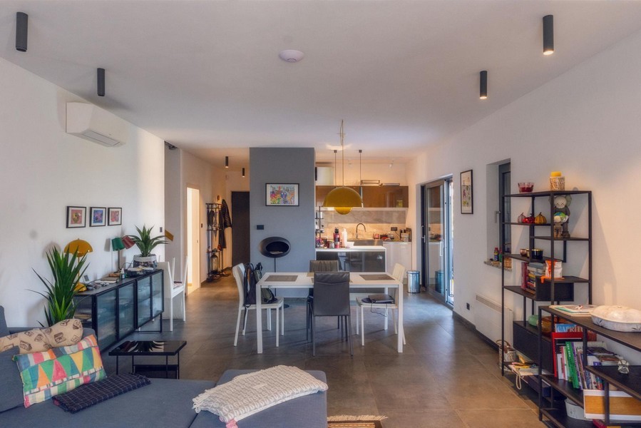 Vardagsrum med tillgång till kök