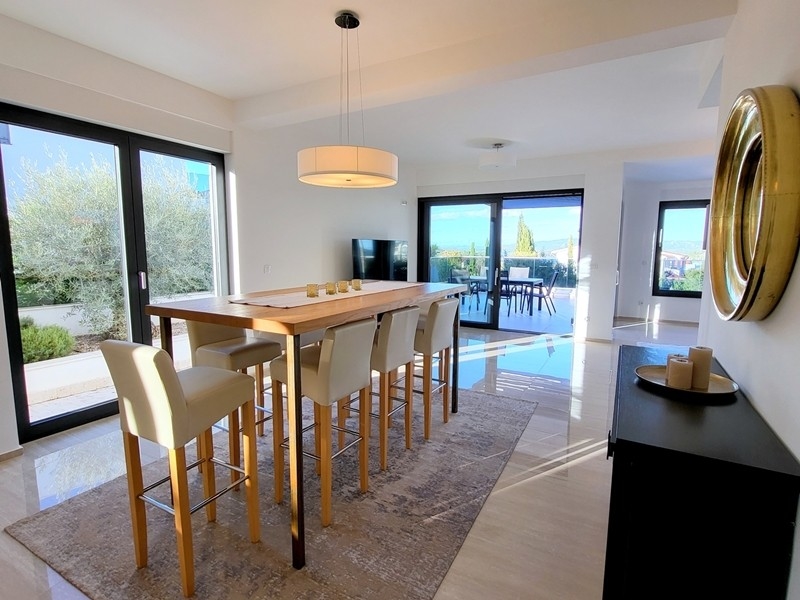 Matplats med utsikt över terrassen