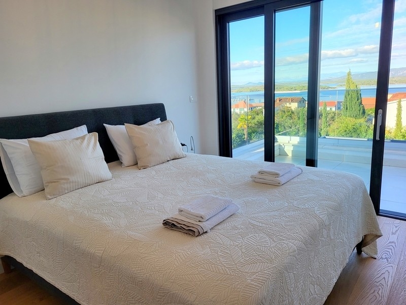 Sovrum med havsutsikt och balkong