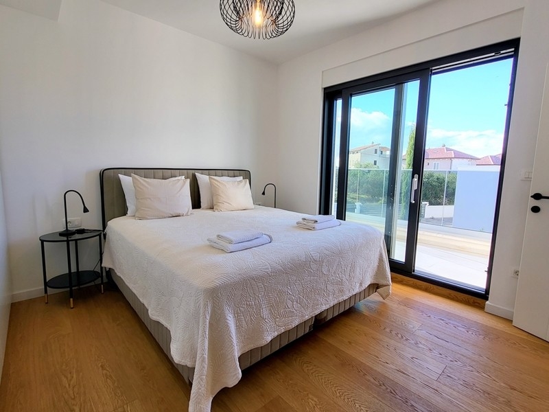 Sovrum med utgång till terrassen