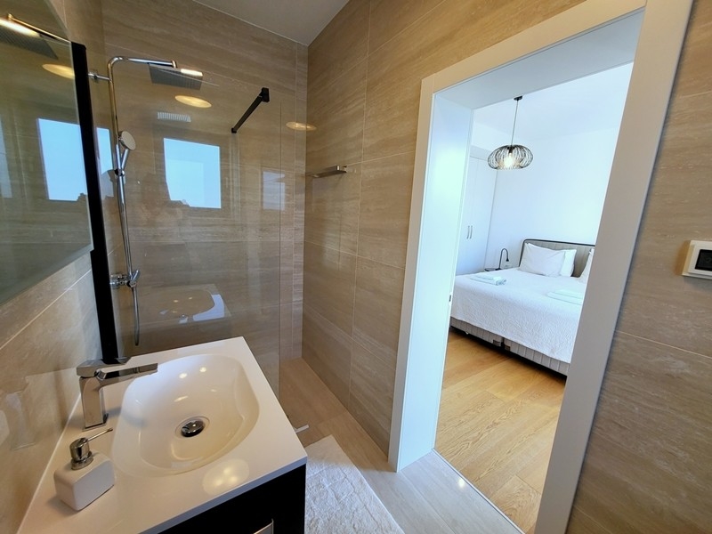 Modernt badrum med duschkabin