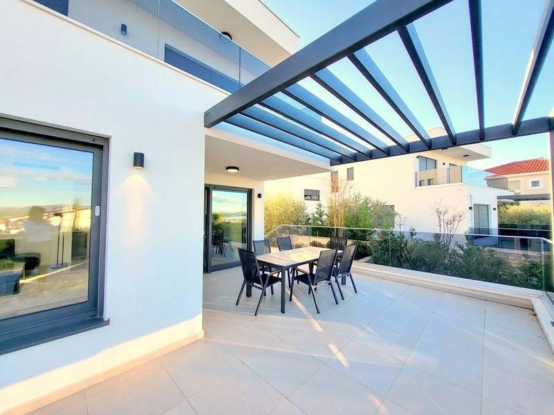 Täckt terrass med sittgrupp