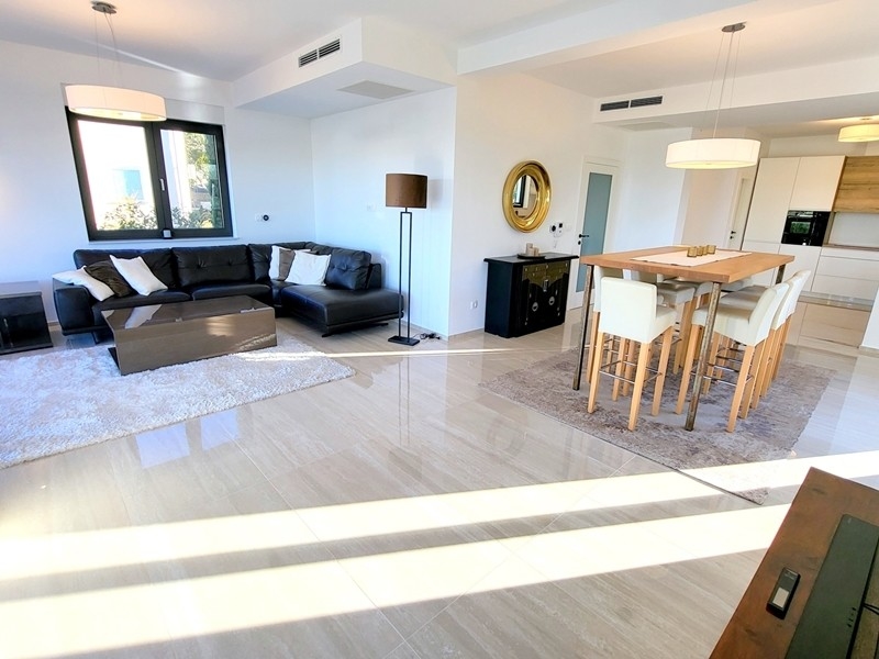 Vardagsrum med hörnsoffa och matplats