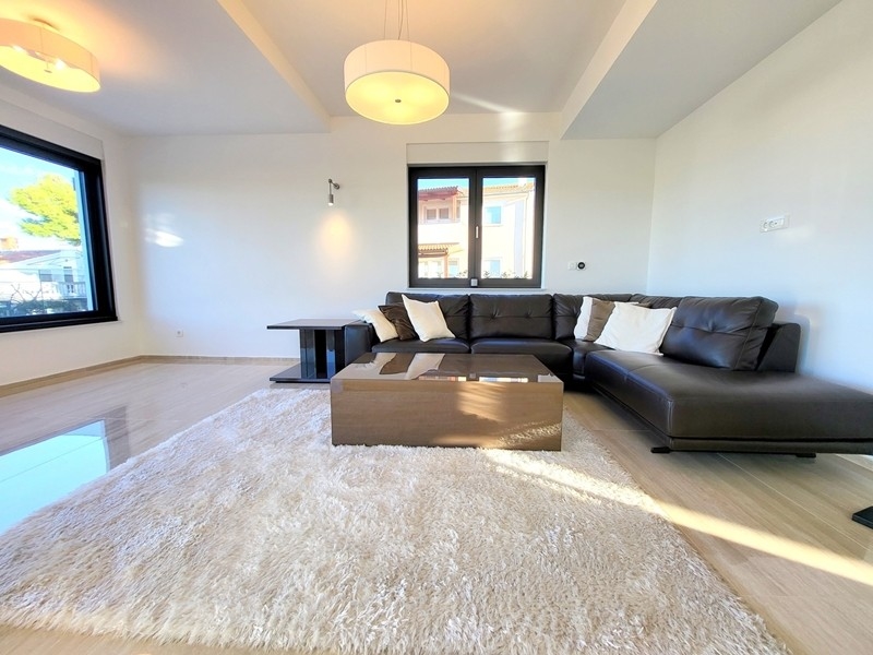 Soffa i vardagsrum med heltäckningsmatta