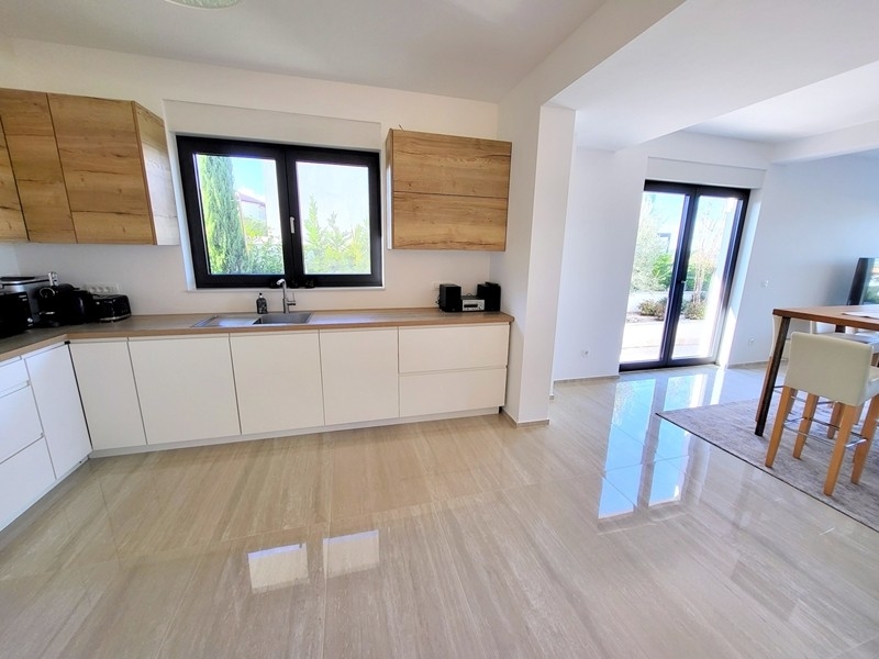 Ljust utrustat kök med träelement