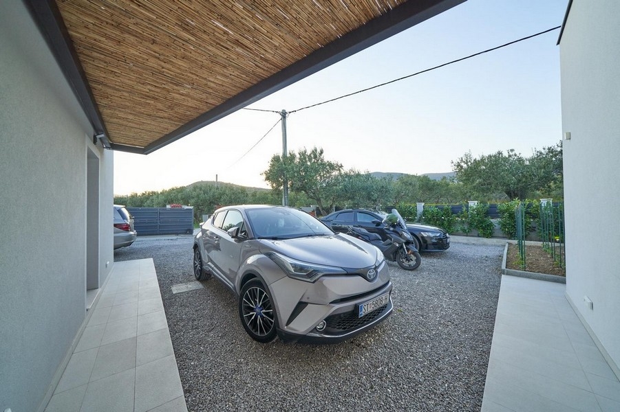 Privat parkeringsplats med täckt område