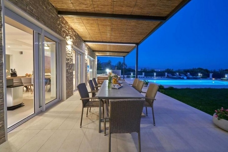 Matplats på terrassen med utsikt över poolen