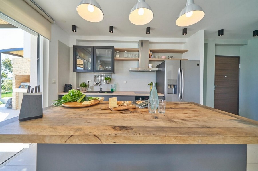 Köksö med träbänkskiva och lampor