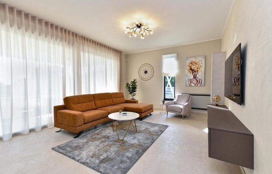 Vardagsrum med modern inredning.