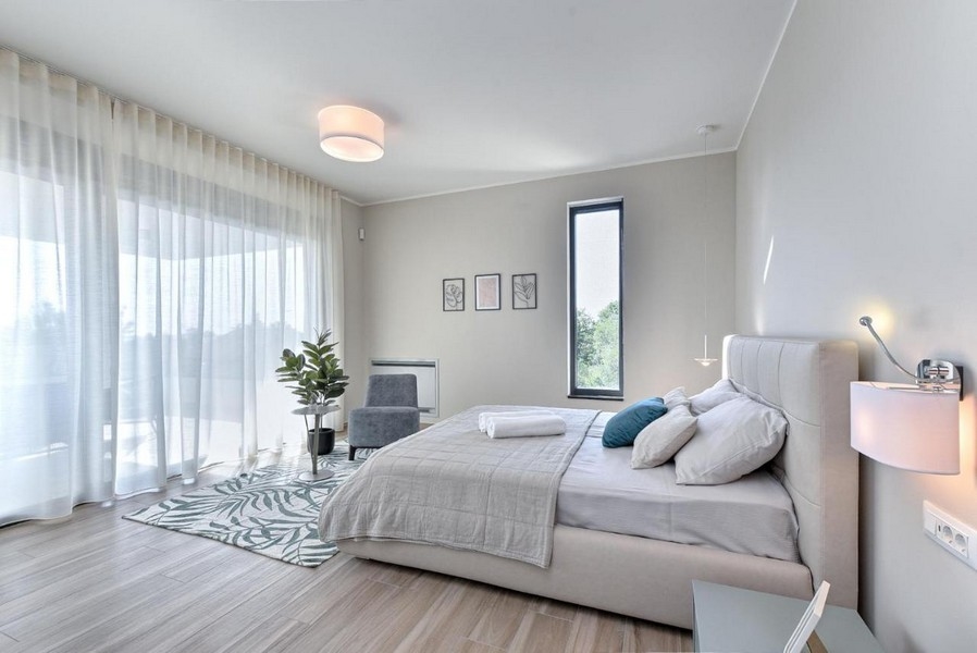 Stilfullt sovrum i villan.