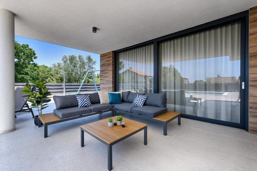 Täckt terrass på fastigheten H3595 i Kroatien.