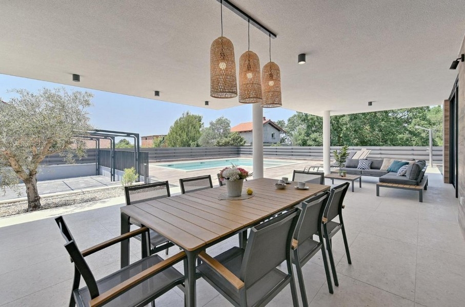 Matplats och utsikt över poolen.
