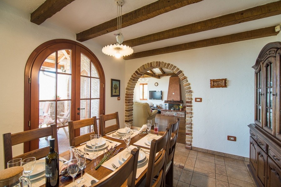 Matplats med valv och utgång till altan