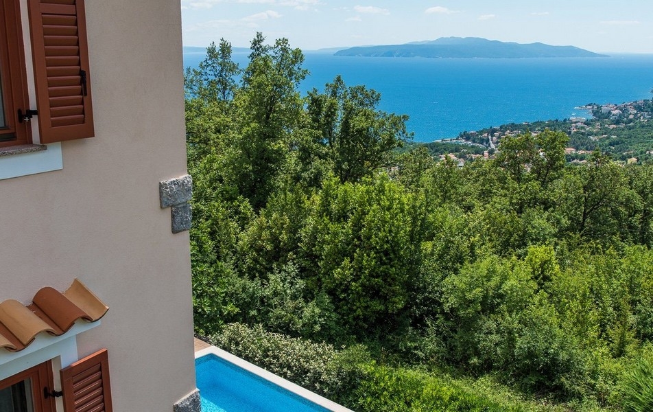 Havs- och poolutsikt från villan