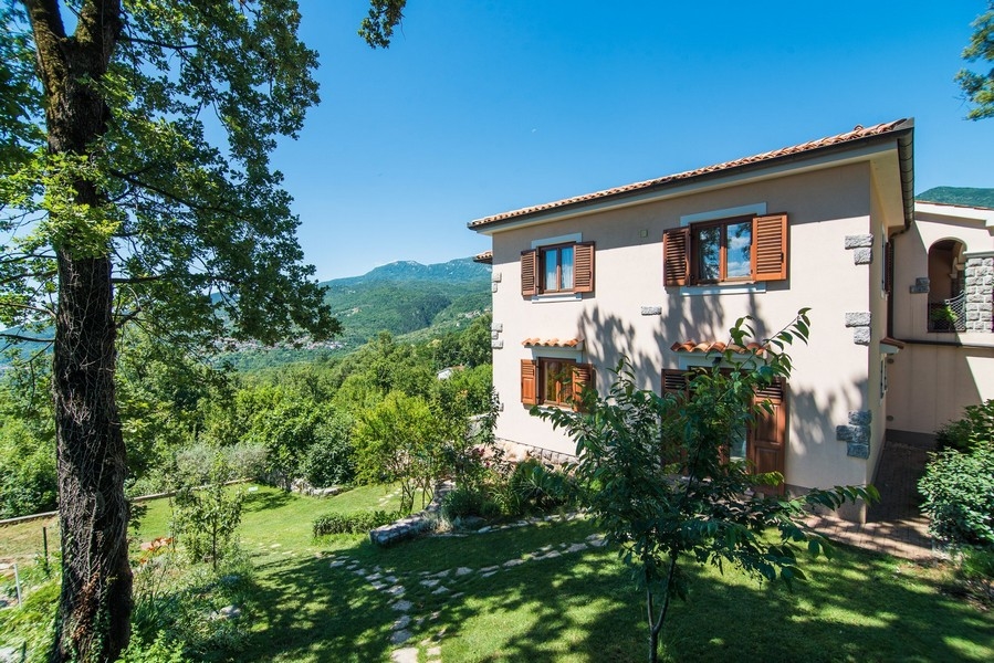 Trädgårdsutsikt över villan med utsikt över Učkabergen