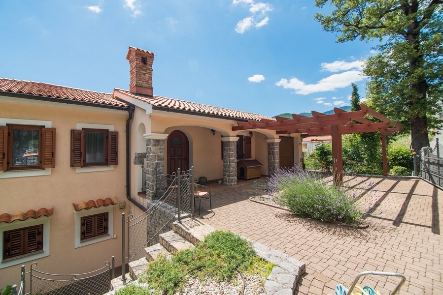 Ingång till villan med täckt terrass