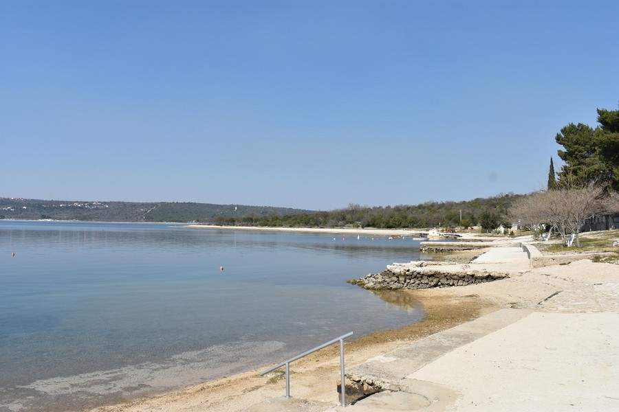 Del av stranden med grunt tillträde