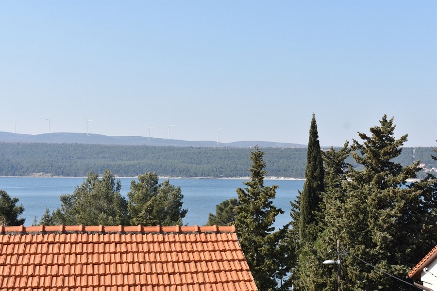 Havsutsikt över hustak och pinjeträd