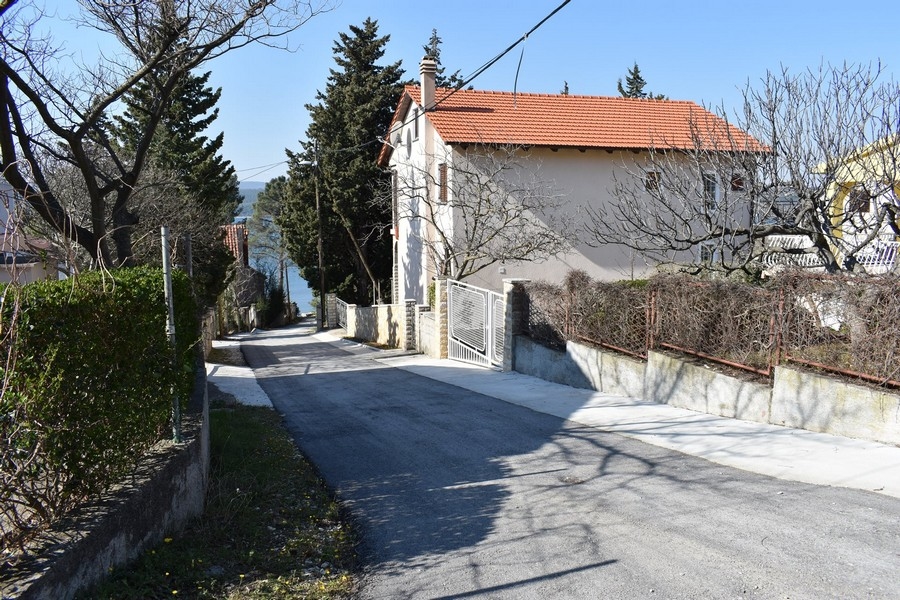 Hus på en lugn gata nära havet