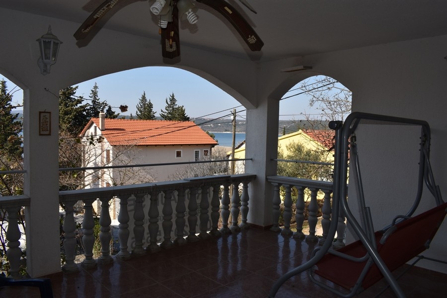 Täckt terrass med havsutsikt