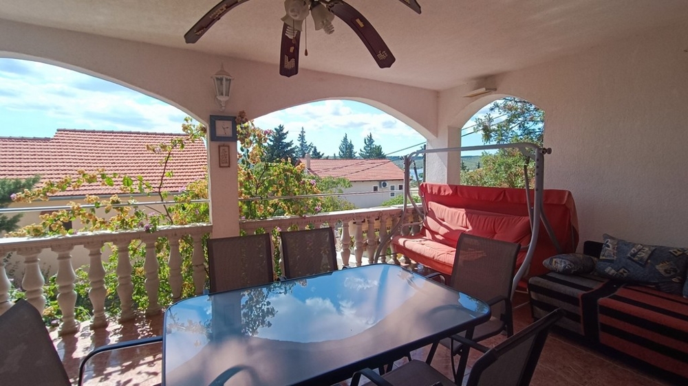 Stor täckt terrass med sittgrupp