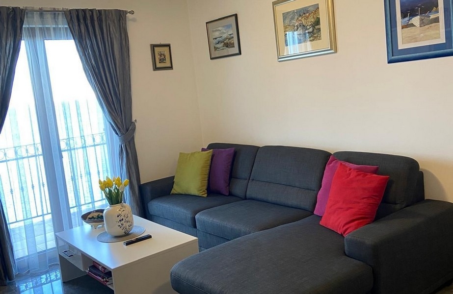 Vardagsrum med soffa och havsutsikt