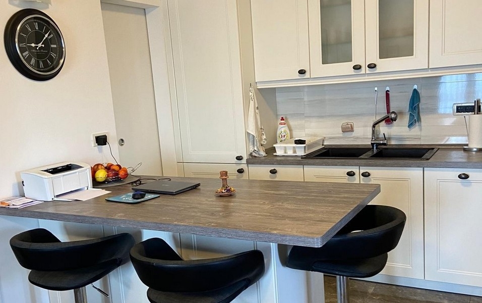 Modernt kök med bardisk