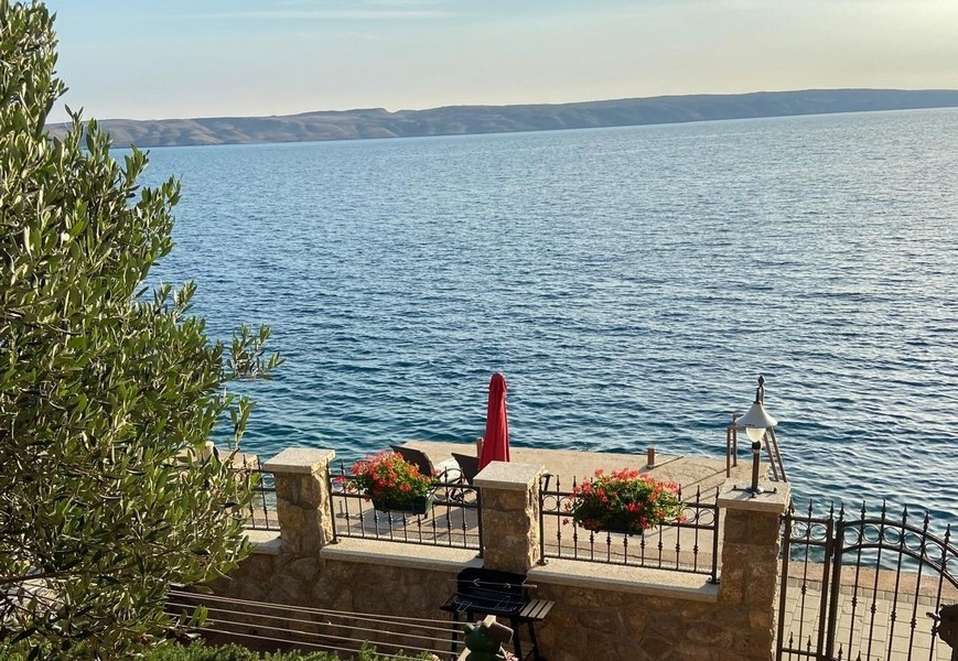 Privat tillgång till havet med parasoll