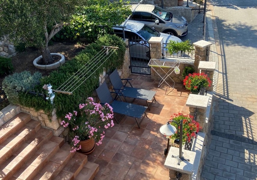 Innergård med solstolar och parkeringsplatser