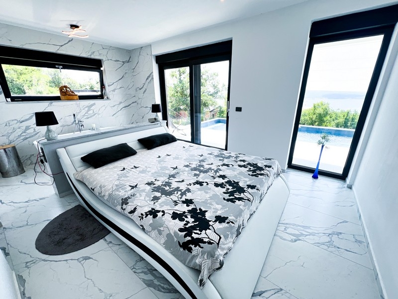 Sovrum med direkt tillgång till poolen