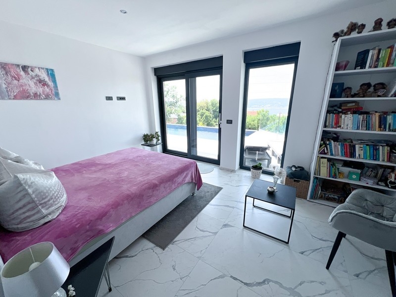 Ljust sovrum med utgång till altan