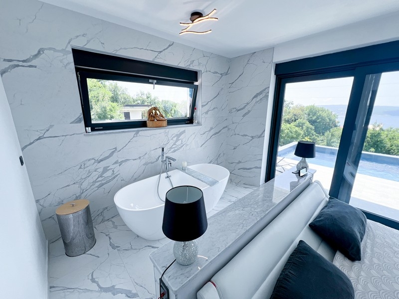 Badrum med fristående badkar och havsutsikt