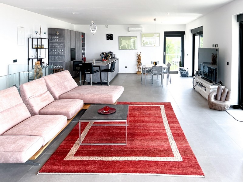 Öppet vardagsrum med modern inredning