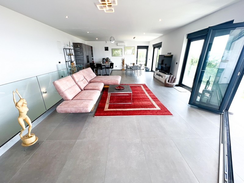 Vardagsrum med utgång till altan