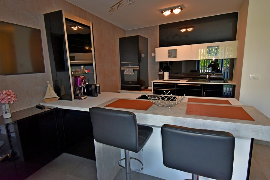 Modernt kök med ö och barstolar
