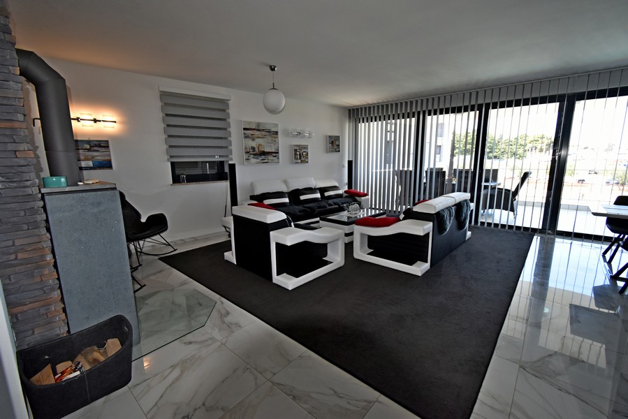 Rymligt vardagsrum med utgång till terrassen