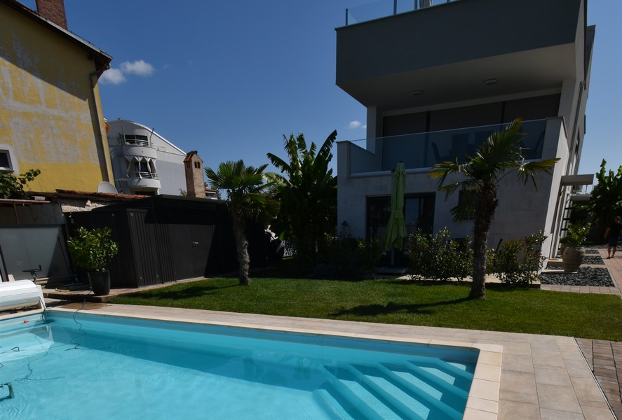 Villa med pool i första raden till havet till salu i Novigrad, Istrien - Panorama Scouting.