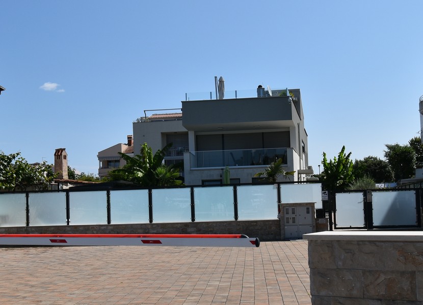 Modern villa med platt tak i Novigrad