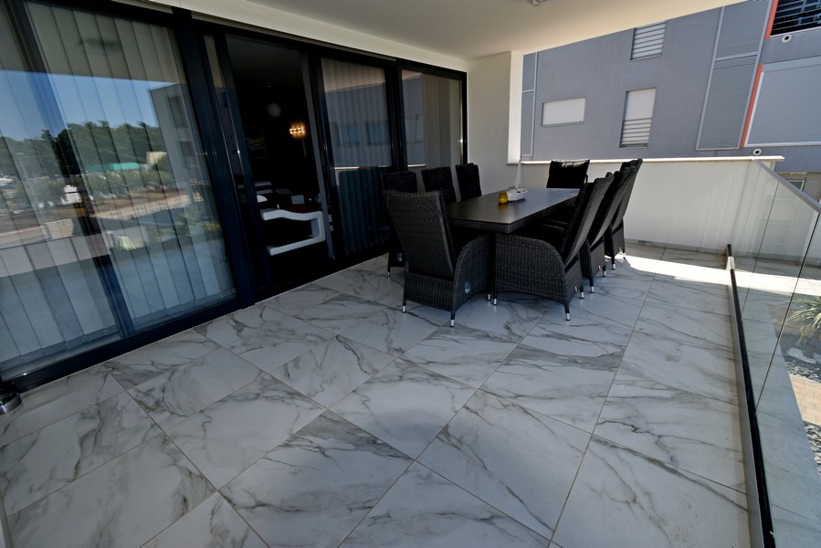 Övertäckt terrass med matbord