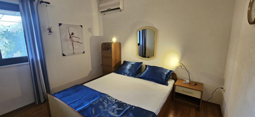 Sovrum med dubbelsäng och luftkonditionering