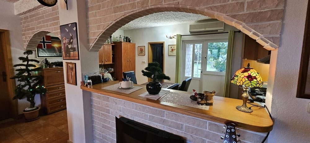 Vardagsrum med tegelbänk och inredning