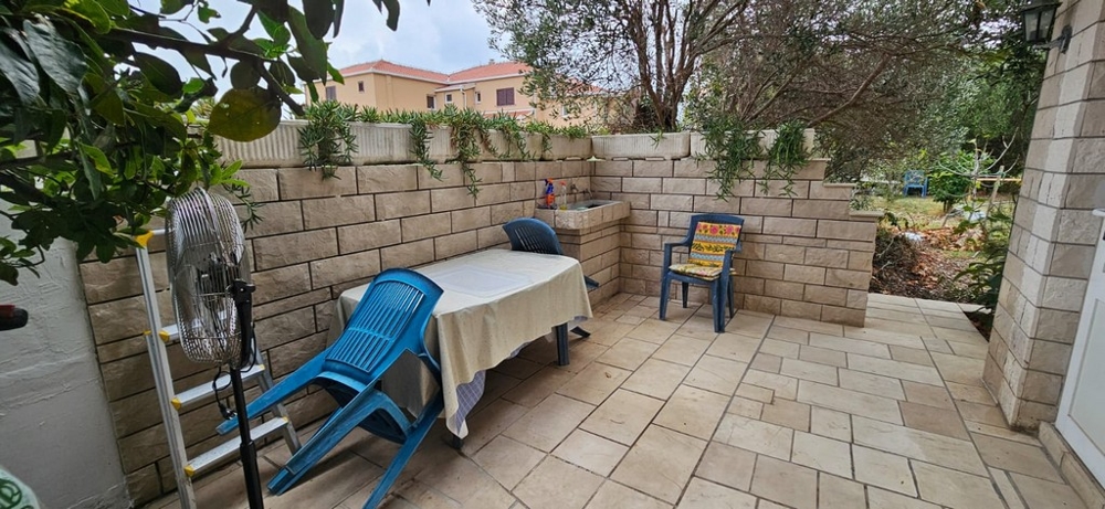 Terrass med sittplatser och utsikt över trädgården