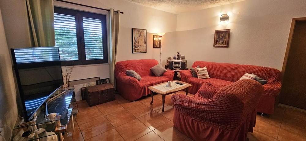 Vardagsrum med soffgrupp och tv